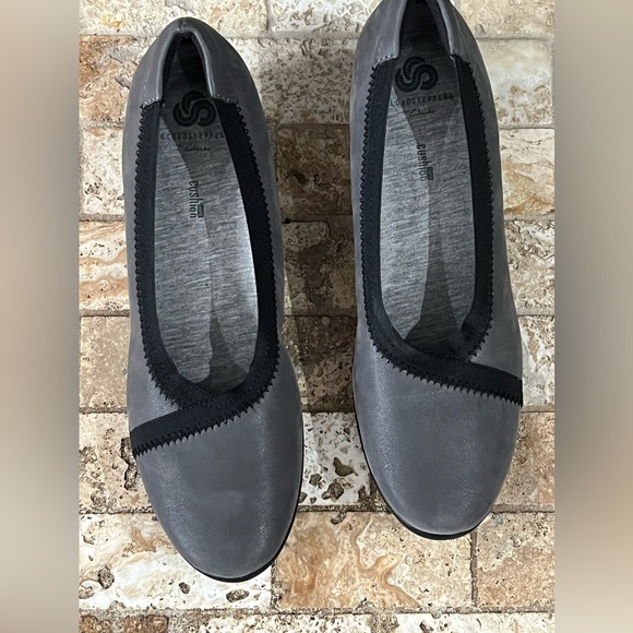 CLARKS 🆕  9 MEDIUM GREY Caddell Dash Wedge Pump in original box - Picture 9 of 11